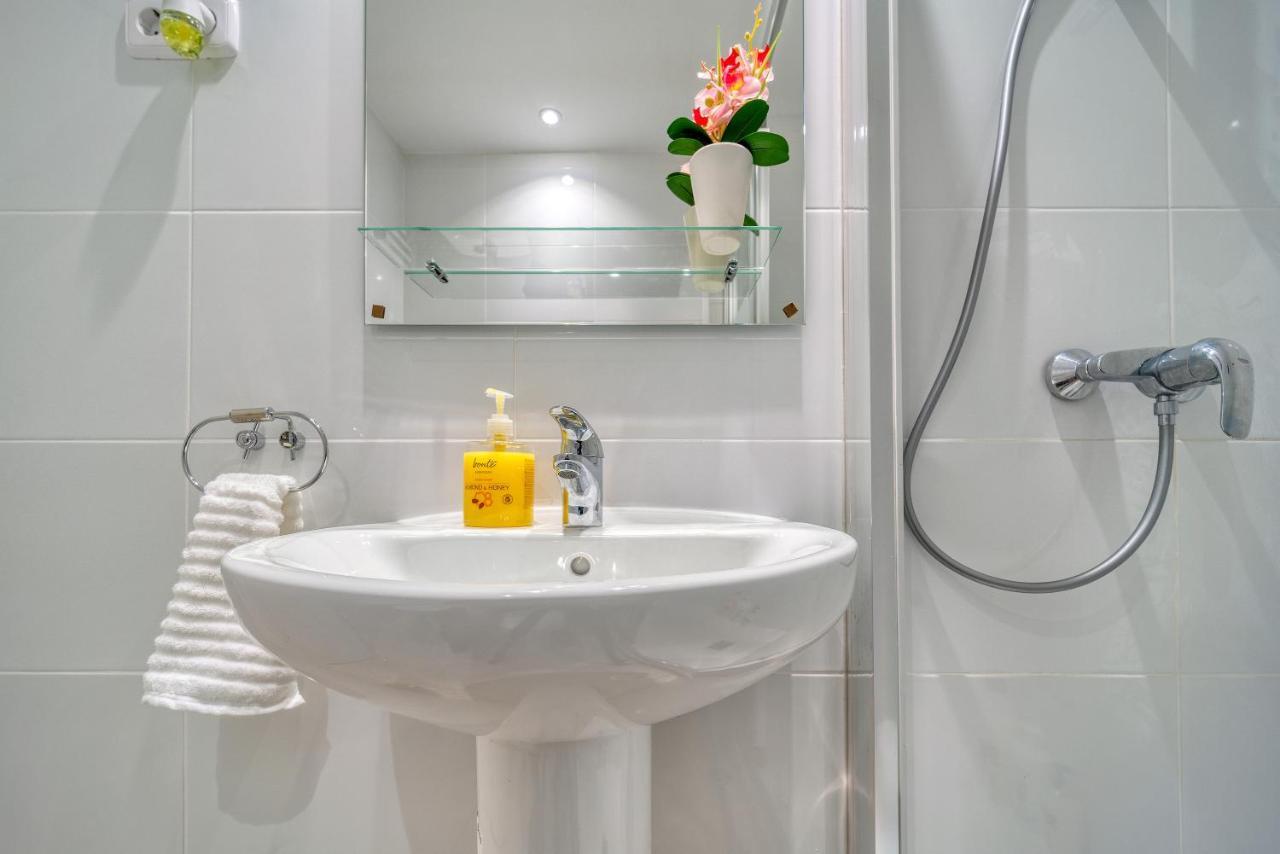 B Casacafe Madrid Pozuelo 2 Bano Fuera De La Habitacion O Compartido Посуело-де-Аларкон Екстер'єр фото